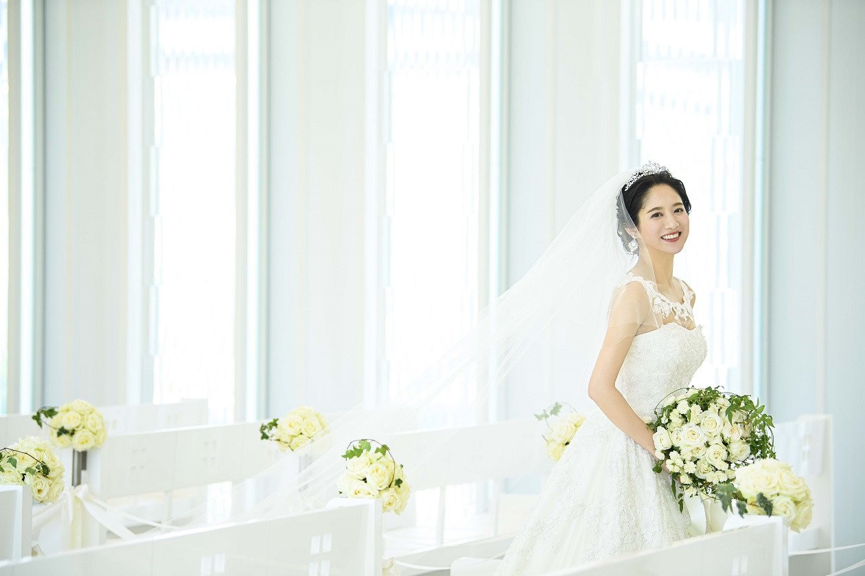 自然光のたっぷり入る開放感ある光のチャペル