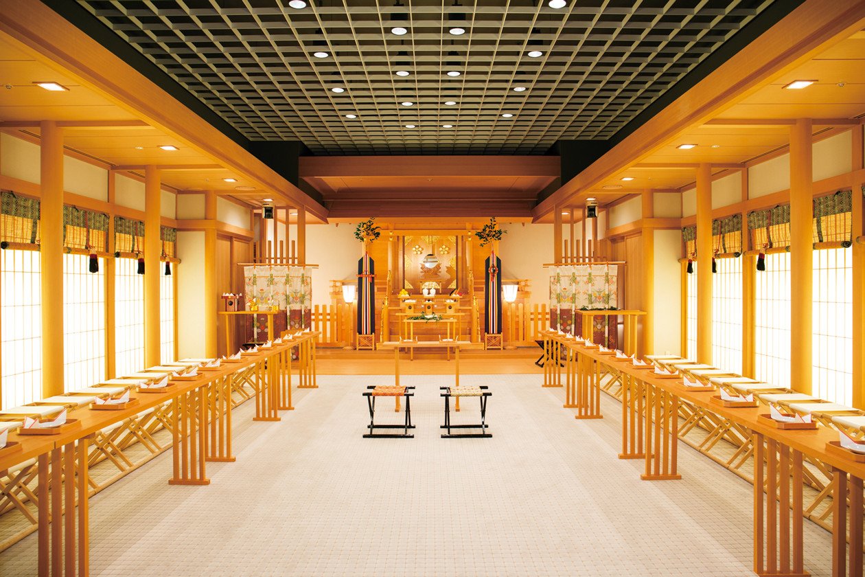 本格的な神明造りの厳かな空間で古式ゆかしい挙式を