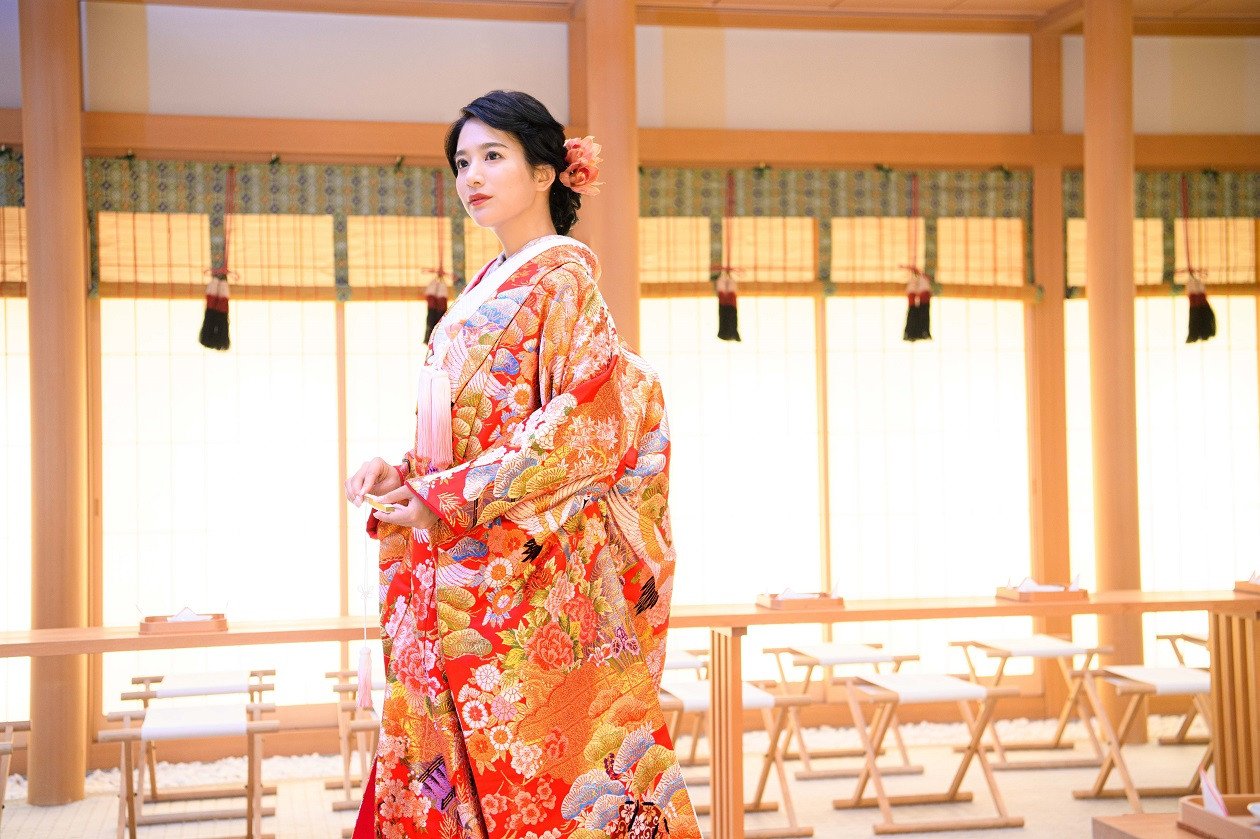 格調高い空間では色打掛の華やかさも映える