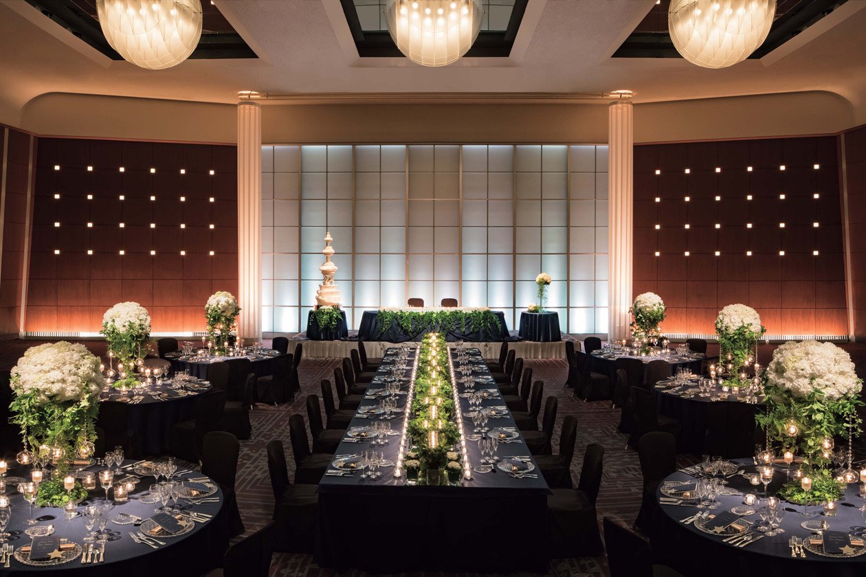 7.4ｍの天井高を誇る「天空」はホテルウェディングらしく豪華な会場