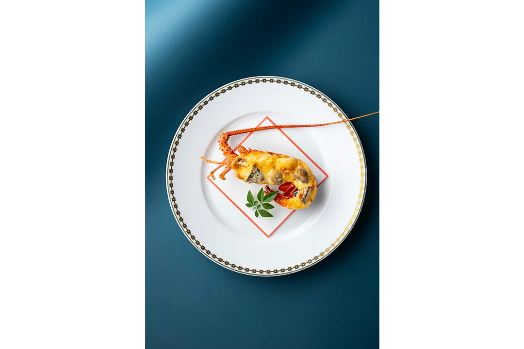 広い会場のなかでも、ひときわ存在感を放つセレモニーケーキ