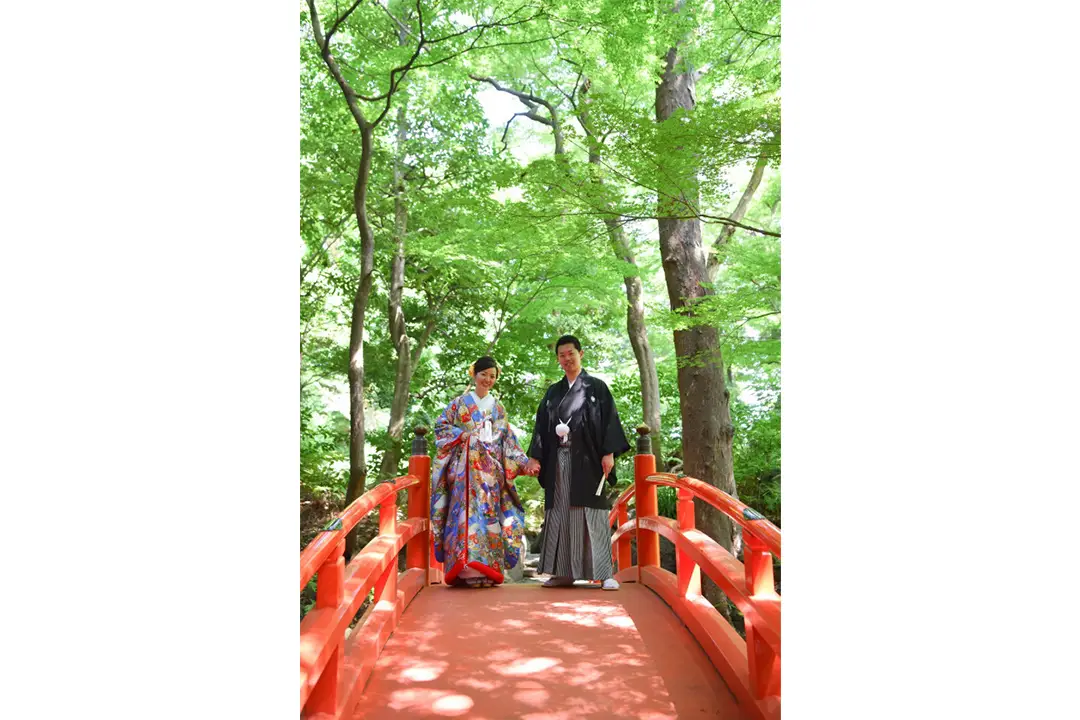 新緑と朱赤のコントラストが映える小石川後楽園での一枚