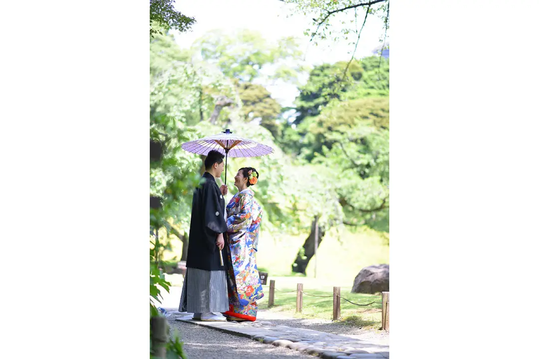 小石川後楽園の緑に包まれて、番傘の中に咲くおふたりの笑顔