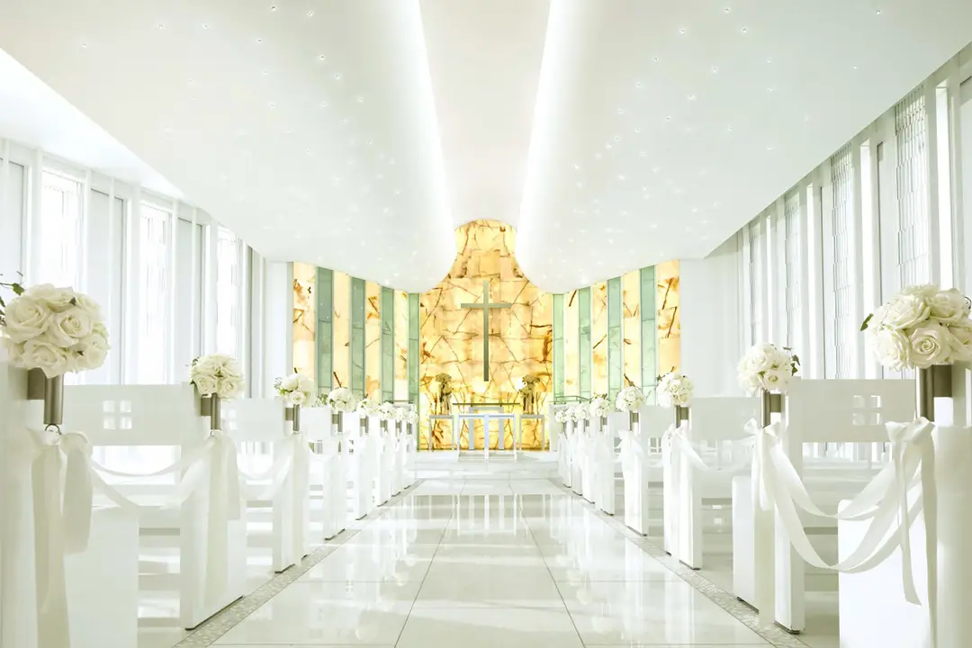 イエローオニキスの温かな光が印象的な「光のチャペル」