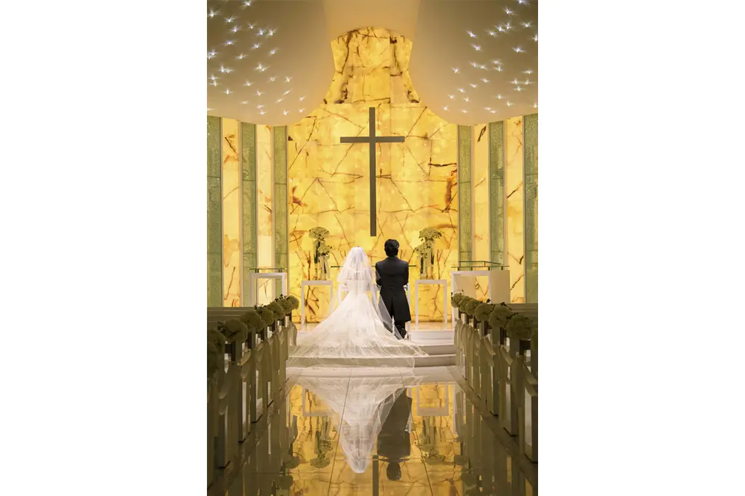 祭壇に煌めくイエローオニキスは"夫婦の幸福と安定・成功"を象徴するもの