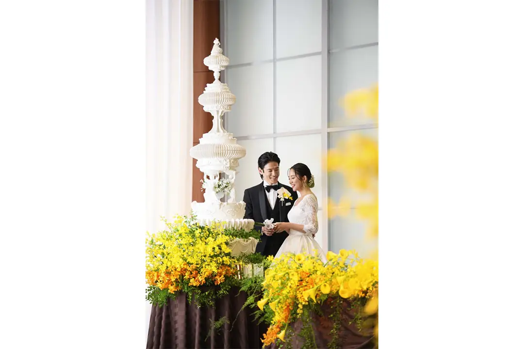 【天空】天井高7.4ｍの会場はケーキ入刀も映える