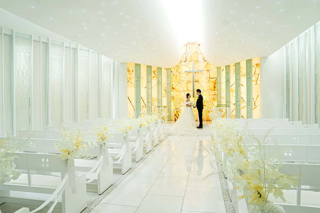 トレーンの長さが映えるバージンロード