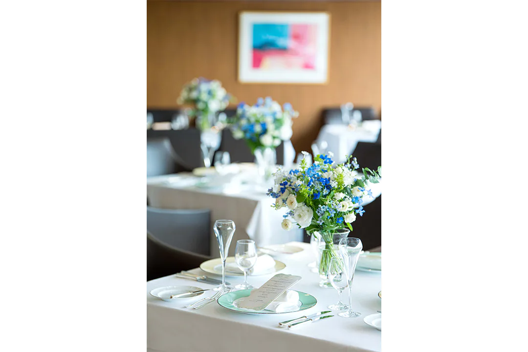 まばゆい陽光が差し込むウッディな空間のダイニング「ドゥ ミル」